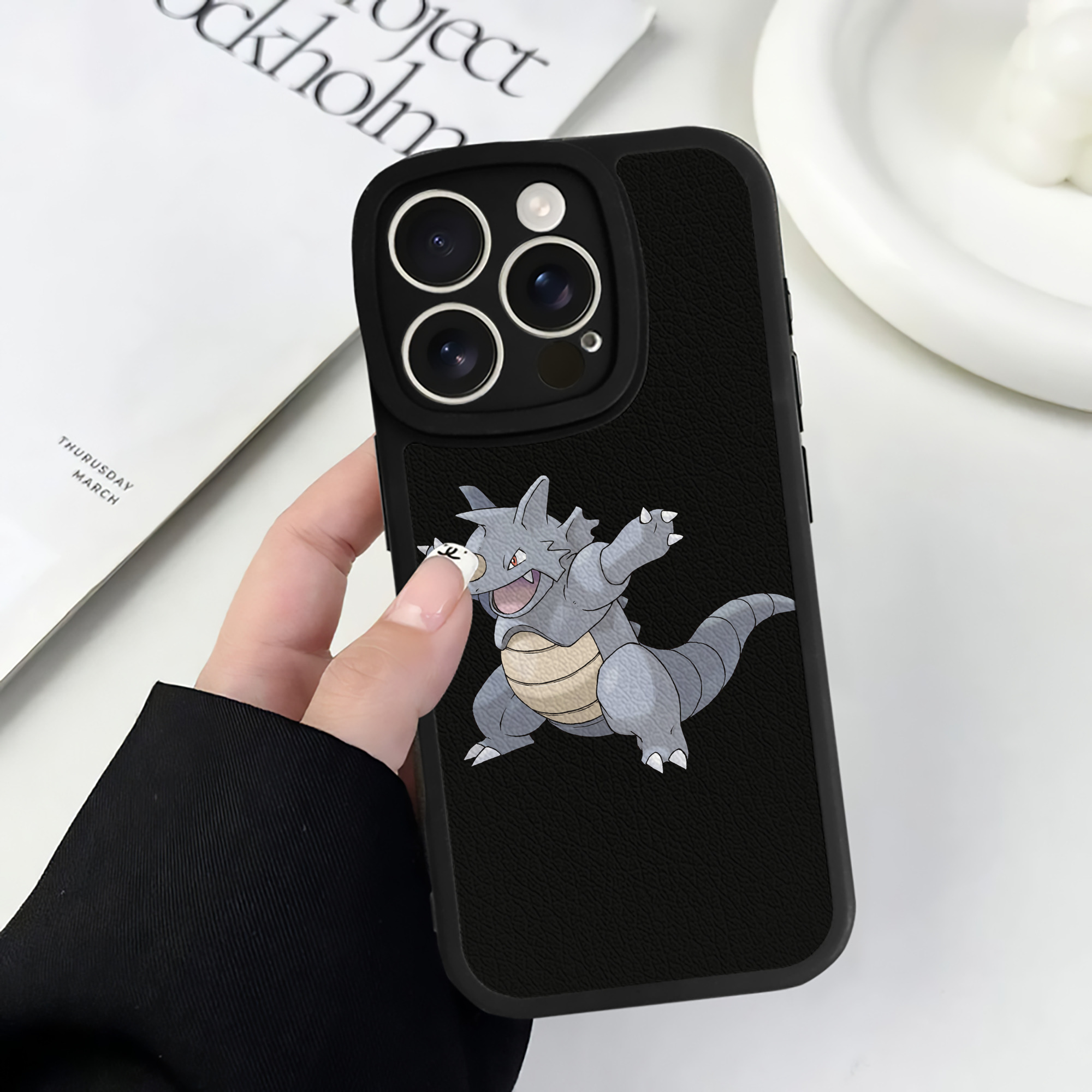 （画像用） ポケットモンスター Pokémon 【iPhone 16シリーズ対応】シリコンスマホケース（レザー調） 材質：シリコン